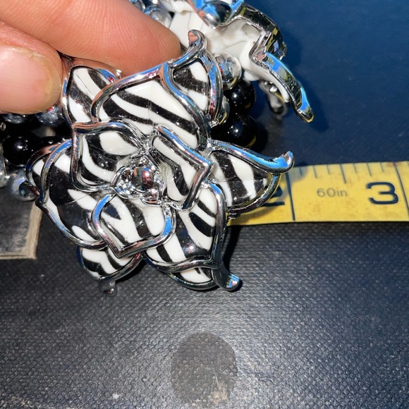 Vintage Black & White Zebra Print Multi Strand Silver Flower Stretch Bracelet 6” - Picture 12 of 12